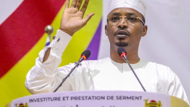 Mahamat Idriss Deby raises his hand as he is sworn in as Chad's transitional president, in N'Djamena on 10 October, 2022.