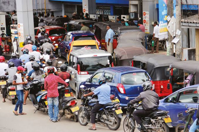 Pictures of Nigerian queuing at Fueling station