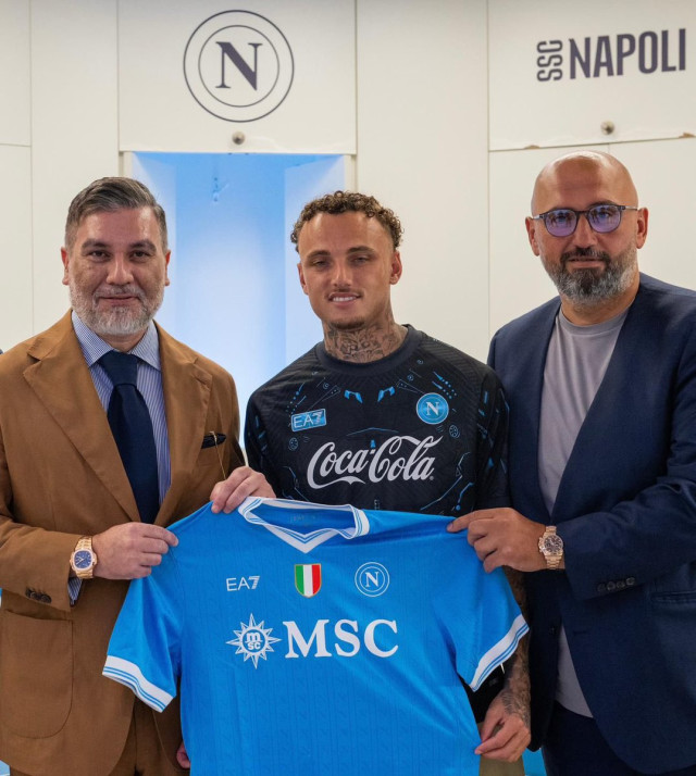 Noa Lang (middle) alongside Napoli's management.
