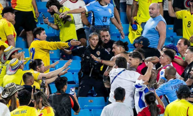 Photo of Darwin Núñez, Teammates Clash With Fans