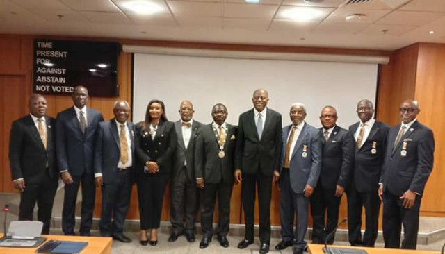 -R: Registrar and Chief Executive, Chartered Institute of Stockbrokers, Josiah Akerewusi, Technical Assistant to Governor of Central Bank of Nigeria, Tony Ogufere; Past President , CIS, Mike Itegboje; 2nd Vice President, CIS, Fiona Ahimie; Past President,