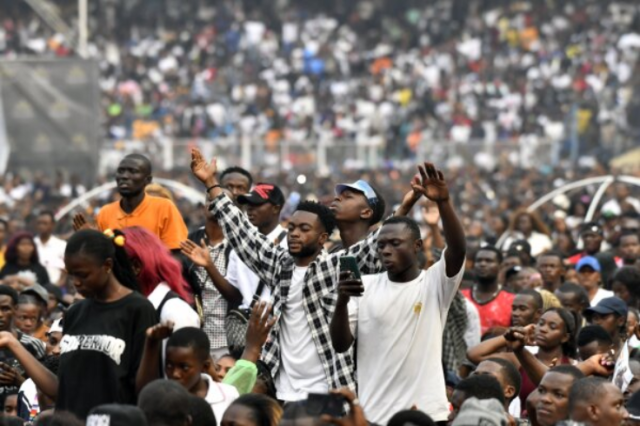 Worshippers at gospel concert in Dr Congo