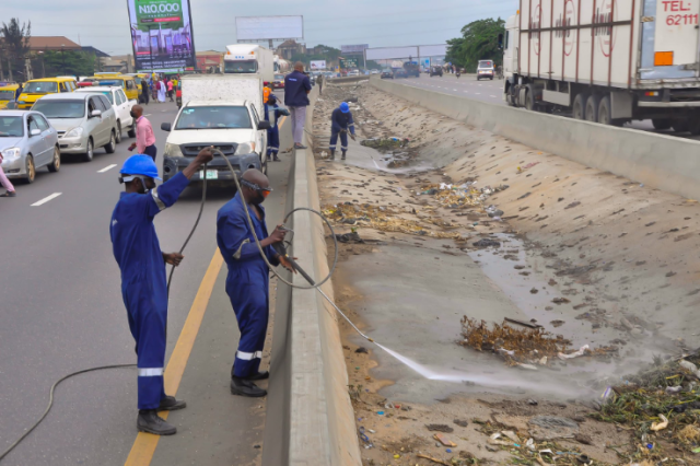 Photo of Lagos state environmental agency cleaning operation