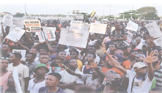 Lagos youths protesting under the Ikeja Bridge