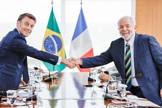 Presidents Luiz Inácio Lula da Silva of Brazil (right) and Emmanuel Macron of France