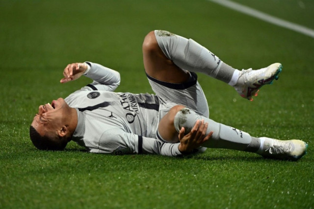 Real Madrid's French forward #09 Kylian Mbappe talks with Real Madrid's Italian coach Carlo Ancelotti as he leaves the pitch during the Spanish league football match between Real Madrid CF and Deportivo Alaves at the Santiago Bernabeu stadium in Madrid on