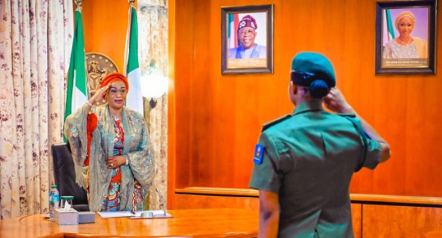 Wife of the President, Senator Oluremi Tinubu recived the first female Sandhurst-trained Nigerian Army officer, Second Leuitenant  Oluchukwu Owowoh