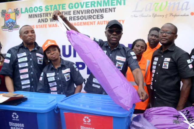 Photo of Lagos state governor, Babajide Sanwo-olu (Middle), Wife and other ministry officials during the unveiling of a cleaner Lagos