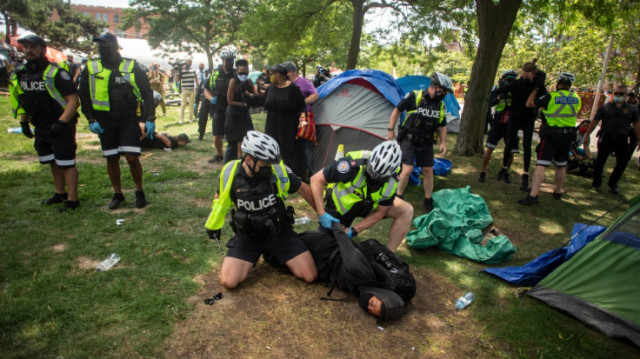 Toronto police officers removing   encampment